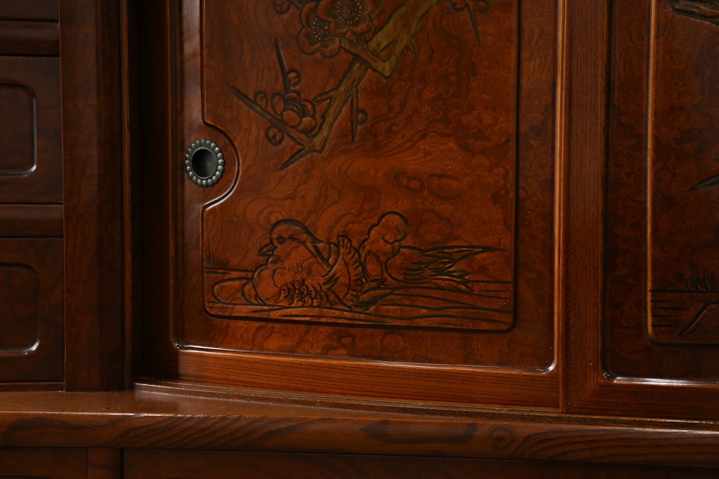 中古　美品　欅(ケヤキ)材　美しい木目と梅の彫刻が目を引く八尺サイズの茶箪笥　定価約120万円　(R-080790)