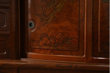 中古　美品　欅(ケヤキ)材　美しい木目と梅の彫刻が目を引く八尺サイズの茶箪笥　定価約120万円　(R-080790)