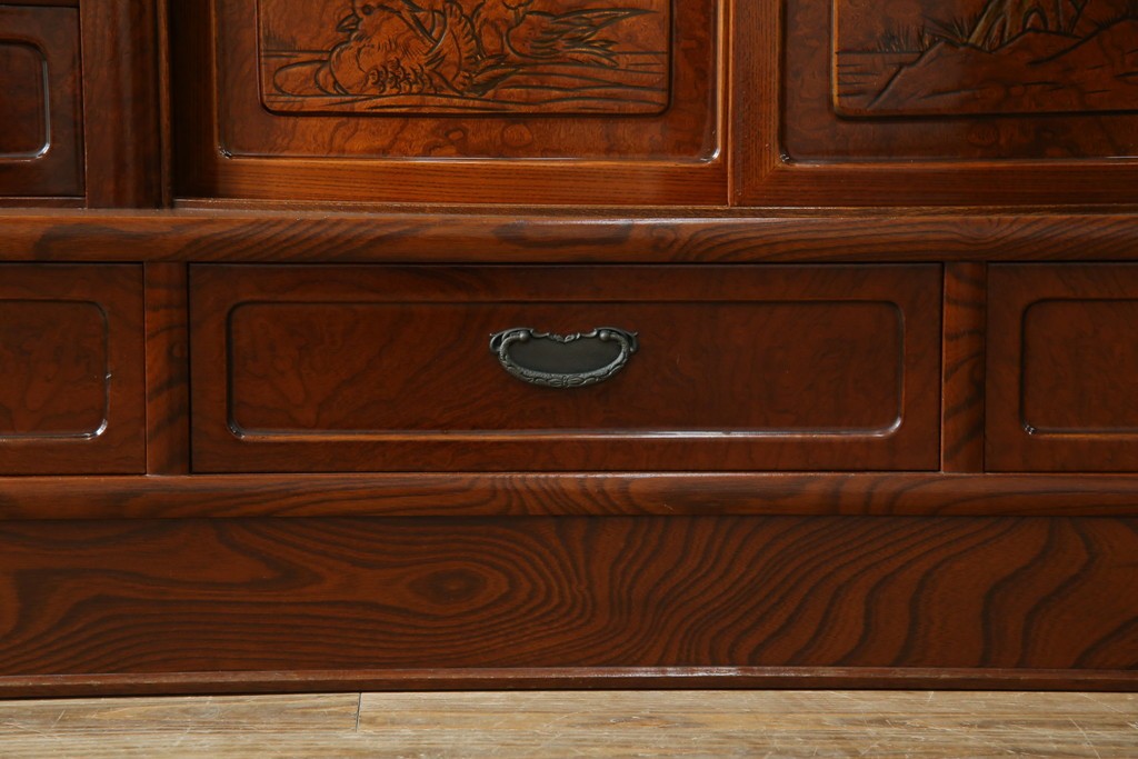 中古　美品　欅(ケヤキ)材　美しい木目と梅の彫刻が目を引く八尺サイズの茶箪笥　定価約120万円　(R-080790)