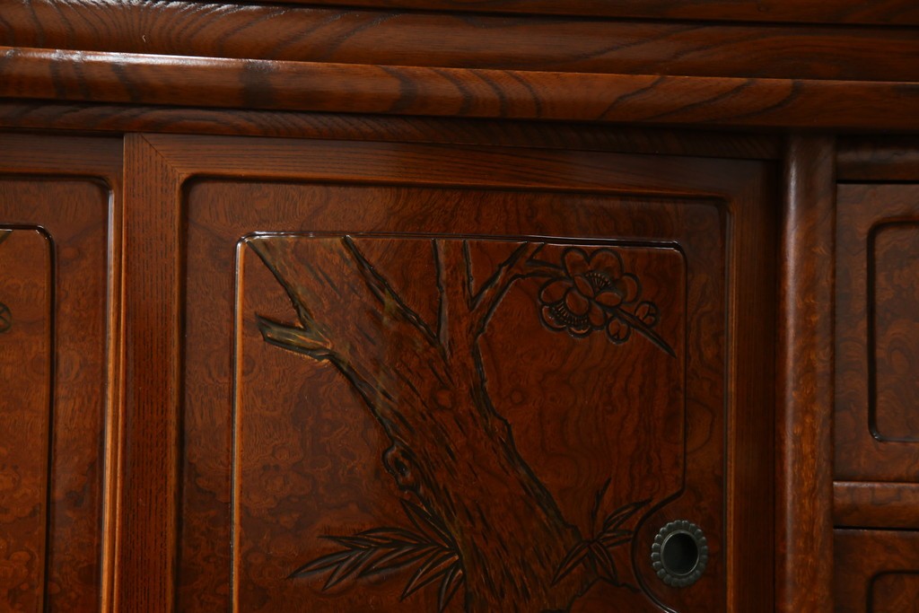 中古　美品　欅(ケヤキ)材　美しい木目と梅の彫刻が目を引く八尺サイズの茶箪笥　定価約120万円　(R-080790)