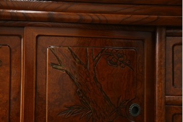 中古　美品　欅(ケヤキ)材　美しい木目と梅の彫刻が目を引く八尺サイズの茶箪笥　定価約120万円　(R-080790)