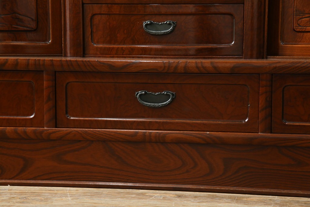 中古　美品　欅(ケヤキ)材　美しい木目と梅の彫刻が目を引く八尺サイズの茶箪笥　定価約120万円　(R-080790)