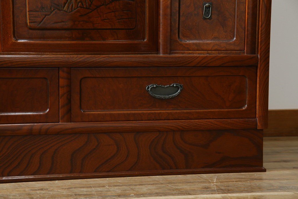 中古　美品　欅(ケヤキ)材　美しい木目と梅の彫刻が目を引く八尺サイズの茶箪笥　定価約120万円　(R-080790)