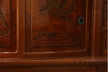 中古　美品　欅(ケヤキ)材　美しい木目と梅の彫刻が目を引く八尺サイズの茶箪笥　定価約120万円　(R-080790)