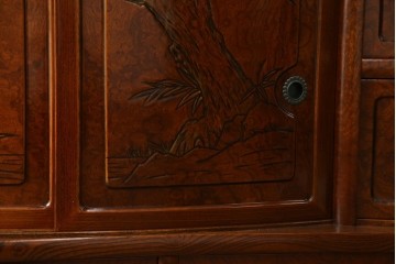 中古　美品　欅(ケヤキ)材　美しい木目と梅の彫刻が目を引く八尺サイズの茶箪笥　定価約120万円　(R-080790)