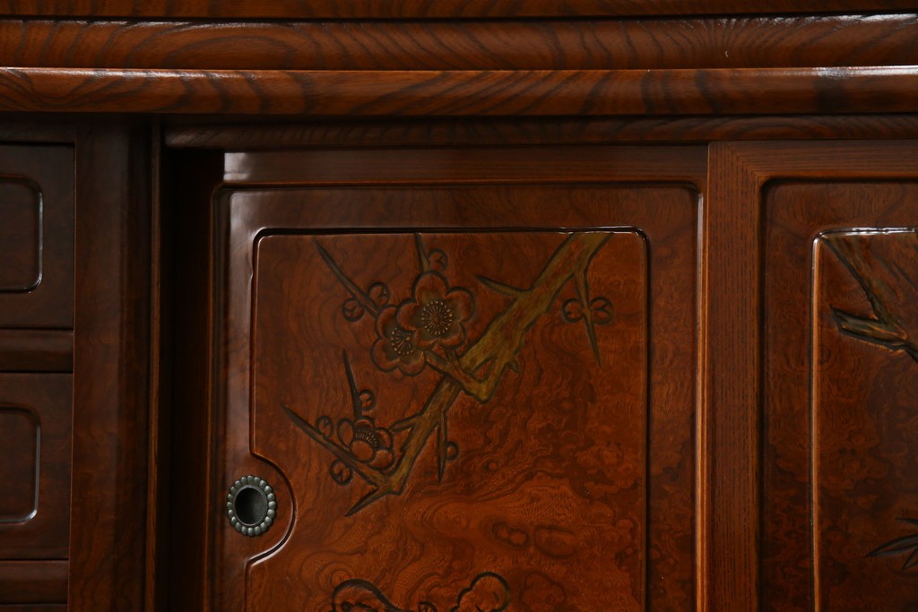 中古　美品　欅(ケヤキ)材　美しい木目と梅の彫刻が目を引く八尺サイズの茶箪笥　定価約120万円　(R-080790)