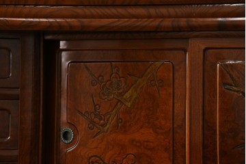 中古　美品　欅(ケヤキ)材　美しい木目と梅の彫刻が目を引く八尺サイズの茶箪笥　定価約120万円　(R-080790)
