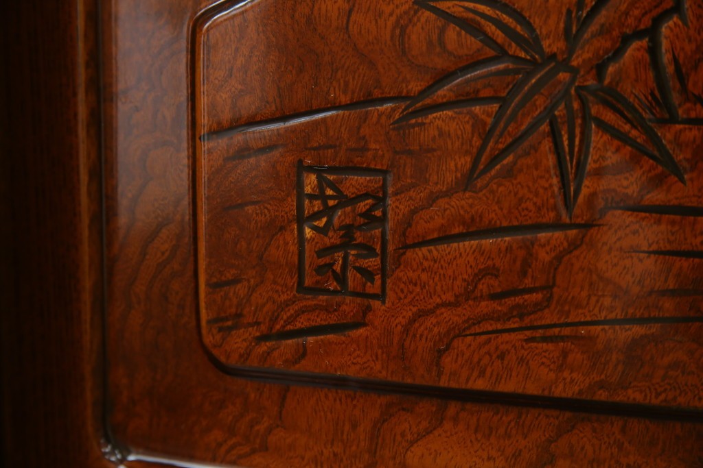 中古　美品　欅(ケヤキ)材　美しい木目と梅の彫刻が目を引く八尺サイズの茶箪笥　定価約120万円　(R-080790)