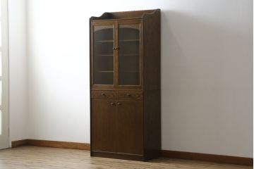 中古　美品　静岡の家具メーカー・パリの雑貨屋　職人手作り　レース加工が可愛らしい幅狭カップボード(食器棚、戸棚、収納棚、飾り棚、キャビネット)(定価約23万円)(R-080791)