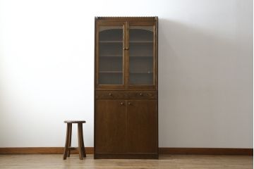 中古　美品　静岡の家具メーカー・パリの雑貨屋　職人手作り　レース加工が可愛らしい幅狭カップボード(食器棚、戸棚、収納棚、飾り棚、キャビネット)(定価約23万円)(R-080791)