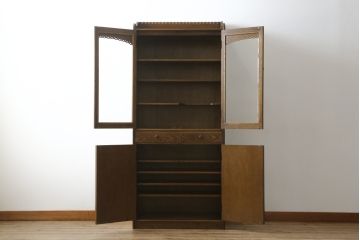 中古　美品　静岡の家具メーカー・パリの雑貨屋　職人手作り　レース加工が可愛らしい幅狭カップボード(食器棚、戸棚、収納棚、飾り棚、キャビネット)(定価約23万円)(R-080791)