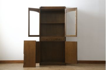中古　美品　静岡の家具メーカー・パリの雑貨屋　職人手作り　レース加工が可愛らしい幅狭カップボード(食器棚、戸棚、収納棚、飾り棚、キャビネット)(定価約23万円)(R-080791)