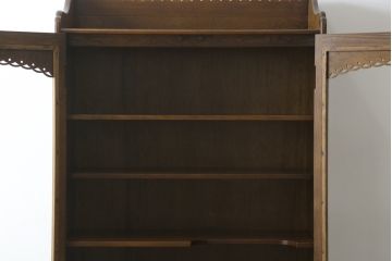 中古　美品　静岡の家具メーカー・パリの雑貨屋　職人手作り　レース加工が可愛らしい幅狭カップボード(食器棚、戸棚、収納棚、飾り棚、キャビネット)(定価約23万円)(R-080791)
