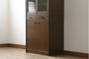 中古　美品　静岡の家具メーカー・パリの雑貨屋　職人手作り　レース加工が可愛らしい幅狭カップボード(食器棚、戸棚、収納棚、飾り棚、キャビネット)(定価約23万円)(R-080791)