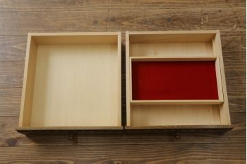 中古　美品　静岡の家具メーカー・パリの雑貨屋　職人手作り　レース加工が可愛らしい幅狭カップボード(食器棚、戸棚、収納棚、飾り棚、キャビネット)(定価約23万円)(R-080791)