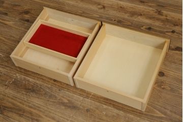 中古　美品　静岡の家具メーカー・パリの雑貨屋　職人手作り　レース加工が可愛らしい幅狭カップボード(食器棚、戸棚、収納棚、飾り棚、キャビネット)(定価約23万円)(R-080791)