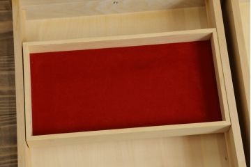 中古　美品　静岡の家具メーカー・パリの雑貨屋　職人手作り　レース加工が可愛らしい幅狭カップボード(食器棚、戸棚、収納棚、飾り棚、キャビネット)(定価約23万円)(R-080791)