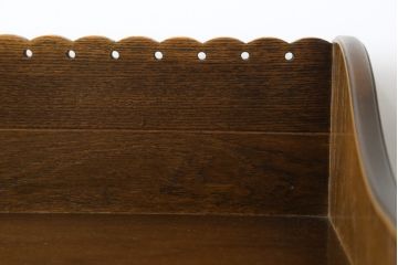 中古　美品　静岡の家具メーカー・パリの雑貨屋　職人手作り　レース加工が可愛らしい幅狭カップボード(食器棚、戸棚、収納棚、飾り棚、キャビネット)(定価約23万円)(R-080791)