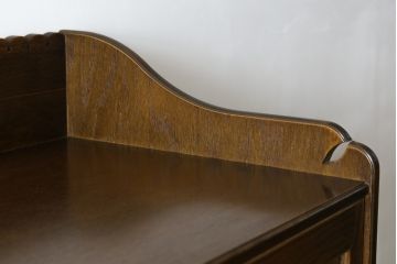 中古　美品　静岡の家具メーカー・パリの雑貨屋　職人手作り　レース加工が可愛らしい幅狭カップボード(食器棚、戸棚、収納棚、飾り棚、キャビネット)(定価約23万円)(R-080791)