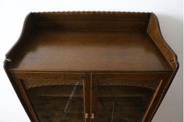 中古　美品　静岡の家具メーカー・パリの雑貨屋　職人手作り　レース加工が可愛らしい幅狭カップボード(食器棚、戸棚、収納棚、飾り棚、キャビネット)(定価約23万円)(R-080791)