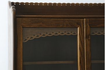 中古　美品　静岡の家具メーカー・パリの雑貨屋　職人手作り　レース加工が可愛らしい幅狭カップボード(食器棚、戸棚、収納棚、飾り棚、キャビネット)(定価約23万円)(R-080791)