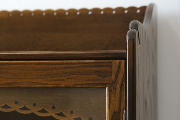 中古　美品　静岡の家具メーカー・パリの雑貨屋　職人手作り　レース加工が可愛らしい幅狭カップボード(食器棚、戸棚、収納棚、飾り棚、キャビネット)(定価約23万円)(R-080791)