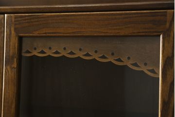 中古　美品　静岡の家具メーカー・パリの雑貨屋　職人手作り　レース加工が可愛らしい幅狭カップボード(食器棚、戸棚、収納棚、飾り棚、キャビネット)(定価約23万円)(R-080791)