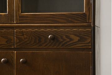 中古　美品　静岡の家具メーカー・パリの雑貨屋　職人手作り　レース加工が可愛らしい幅狭カップボード(食器棚、戸棚、収納棚、飾り棚、キャビネット)(定価約23万円)(R-080791)
