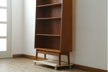 デンマークビンテージ　美品　Johannes Sorth(ヨハネス・ソース)　Bornholms Mobelfabrik社　シンプルでナチュラルな風合いが魅力のブックシェルフ　(R-080792)
