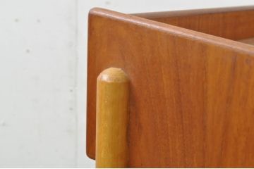 デンマークビンテージ　美品　Borge Mogensen(ボーエ・モーエンセン)デザイン　Soborg mobler(ソボー・モブラー)社　　チーク材×ビーチ材　ベッドサイドチェスト(model.148、ベッドサイドチェスト、ナイトテーブル、花台、飾り台、北欧、ヴィンテージ)(R-080799)