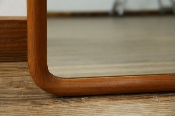 北欧ビンテージ　スウェーデン　Froseke AB Nybrofabriken社　Kristallglas VA　チーク材　落ち着きのある色味とシンプルなデザインが魅力的なウォールミラー(姿見、壁掛け鏡、ヴィンテージ)(R-080801)