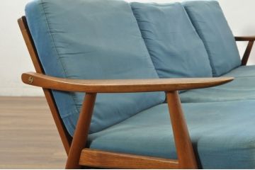 北欧家具　デンマークビンテージ　Hans J Wegner(ハンス・J・ウェグナー)　GETAMA(ゲタマ)　GE270-3　洗練された佇まいが目を引く3人掛けソファ(3P、三人掛け、アームソファ、トリプルソファ、3シーター、北欧、ヴィンテージ)(R-080804)