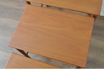 デンマークビンテージ　Hans J Wegner(ハンス・J・ウェグナー)　ANDREAS TUCK(アンドレアス・タック)　チーク材　北欧ならではの洗練されたデザインが素敵なAT-40ネストテーブル(サイドテーブル、カフェテーブル、コーヒーテーブル、ローテーブル、花台、飾り台、ヴィンテージ)(R-080807)