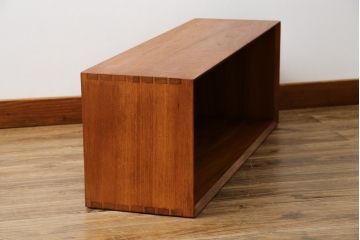 デンマークビンテージ　チーク材　細部にこだわりを感じる洗練されたデザインが素敵な収納棚(収納箱、収納ボックス、ウォールシェルフ、本棚、書棚、北欧ヴィンテージ)(R-080808)