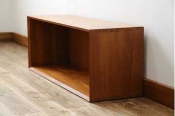 デンマークビンテージ　チーク材　細部にこだわりを感じる洗練されたデザインが素敵な収納棚(収納箱、収納ボックス、ウォールシェルフ、本棚、書棚、北欧ヴィンテージ)(R-080808)