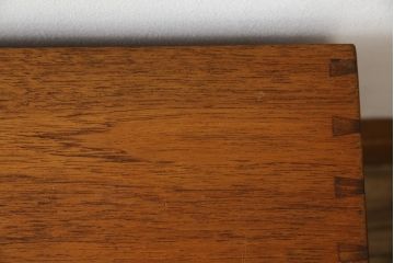 デンマークビンテージ　チーク材　細部にこだわりを感じる洗練されたデザインが素敵な収納棚(収納箱、収納ボックス、ウォールシェルフ、本棚、書棚、北欧ヴィンテージ)(R-080808)