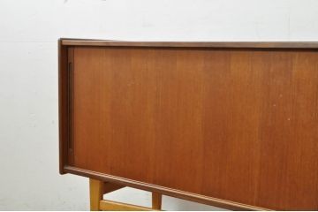 北欧ビンテージ　スウェーデン　ULFERTS(ウルフォーツ、ウルフェルツ)社　チーク材　スタイリッシュなデザインが魅力的なサイドボード(収納棚、戸棚、サイドキャビネット、ヴィンテージ)(R-080809)