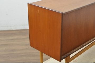 北欧ビンテージ　スウェーデン　ULFERTS(ウルフォーツ、ウルフェルツ)社　チーク材　スタイリッシュなデザインが魅力的なサイドボード(収納棚、戸棚、サイドキャビネット、ヴィンテージ)(R-080809)