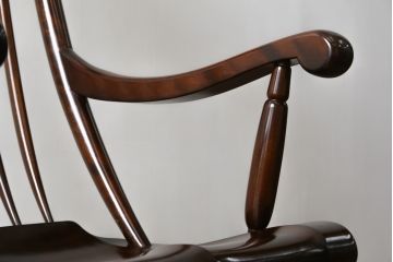 中古　美品　希少な廃盤品!!　松本民芸家具　贅沢なくつろぎのひとときを堪能できるG型ロッキングチェア(椅子、イス、板座チェア、アームチェア)(R-080812)