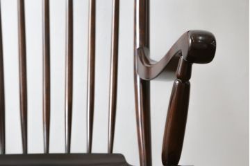 中古　美品　希少な廃盤品!!　松本民芸家具　贅沢なくつろぎのひとときを堪能できるG型ロッキングチェア(椅子、イス、板座チェア、アームチェア)(R-080812)