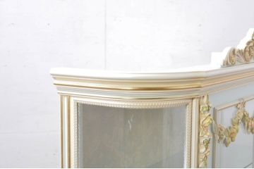 中古　イタリア高級家具　ロココ調　Mario Colciago&Figli(マリオ・コルチャゴ)　Fratelli Origgi(フラテッリ・オリッジ)　圧迫感を抑えたRガラスの優しいデザインが魅力的なキャビネット(半月型、半円型、サイドキャビネット、飾り棚、ガラスケース、ショーケース、コレクションケース、ディスプレイケース、収納棚、戸棚、曲げガラス)(R-080813)