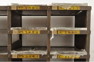 フランスアンティーク　特大!!　使い込まれた風合いとナンバーペイントがお洒落なアイアンラック(マス目棚、升目棚、オープンラック、シェルフ、ロッカー、ディスプレイラック、飾り棚、陳列棚、収納棚、店舗什器)(R-080819)