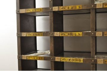 フランスアンティーク　特大!!　使い込まれた風合いとナンバーペイントがお洒落なアイアンラック(マス目棚、升目棚、オープンラック、シェルフ、ロッカー、ディスプレイラック、飾り棚、陳列棚、収納棚、店舗什器)(R-080819)