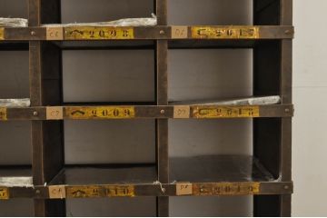 フランスアンティーク　特大!!　使い込まれた風合いとナンバーペイントがお洒落なアイアンラック(マス目棚、升目棚、オープンラック、シェルフ、ロッカー、ディスプレイラック、飾り棚、陳列棚、収納棚、店舗什器)(R-080819)