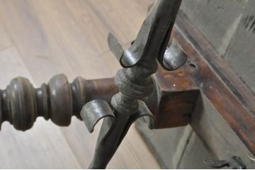 ベルギーアンティーク　上手物!　重厚　ニレ材　彫刻とロートアイアンの作りの良いテーブル(ダイニングテーブル、作業台、ワークテーブル)(R-080825)