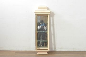 フランスアンティーク　ペイント仕上げ限定　柱時計のようなフォルムがおしゃれ!!　高級な真鍮(しんちゅう)金具の壁掛けガラスケース(ウォールキャビネット、収納棚、吊り戸棚、ショーケース、Gケース、コレクションケース、ディスプレイケース、飾り棚、店舗什器)(R-080826)