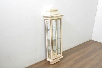 フランスアンティーク　ペイント仕上げ限定　柱時計のようなフォルムがおしゃれ!!　高級な真鍮(しんちゅう)金具の壁掛けガラスケース(ウォールキャビネット、収納棚、吊り戸棚、ショーケース、Gケース、コレクションケース、ディスプレイケース、飾り棚、店舗什器)(R-080826)