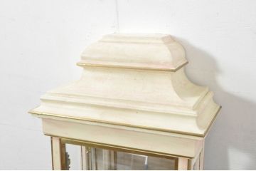 フランスアンティーク　ペイント仕上げ限定　柱時計のようなフォルムがおしゃれ!!　高級な真鍮(しんちゅう)金具の壁掛けガラスケース(ウォールキャビネット、収納棚、吊り戸棚、ショーケース、Gケース、コレクションケース、ディスプレイケース、飾り棚、店舗什器)(R-080826)