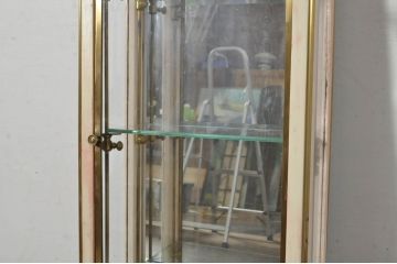 フランスアンティーク　ペイント仕上げ限定　柱時計のようなフォルムがおしゃれ!!　高級な真鍮(しんちゅう)金具の壁掛けガラスケース(ウォールキャビネット、収納棚、吊り戸棚、ショーケース、Gケース、コレクションケース、ディスプレイケース、飾り棚、店舗什器)(R-080826)