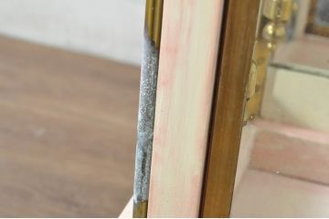 フランスアンティーク　ペイント仕上げ限定　柱時計のようなフォルムがおしゃれ!!　高級な真鍮(しんちゅう)金具の壁掛けガラスケース(ウォールキャビネット、収納棚、吊り戸棚、ショーケース、Gケース、コレクションケース、ディスプレイケース、飾り棚、店舗什器)(R-080826)